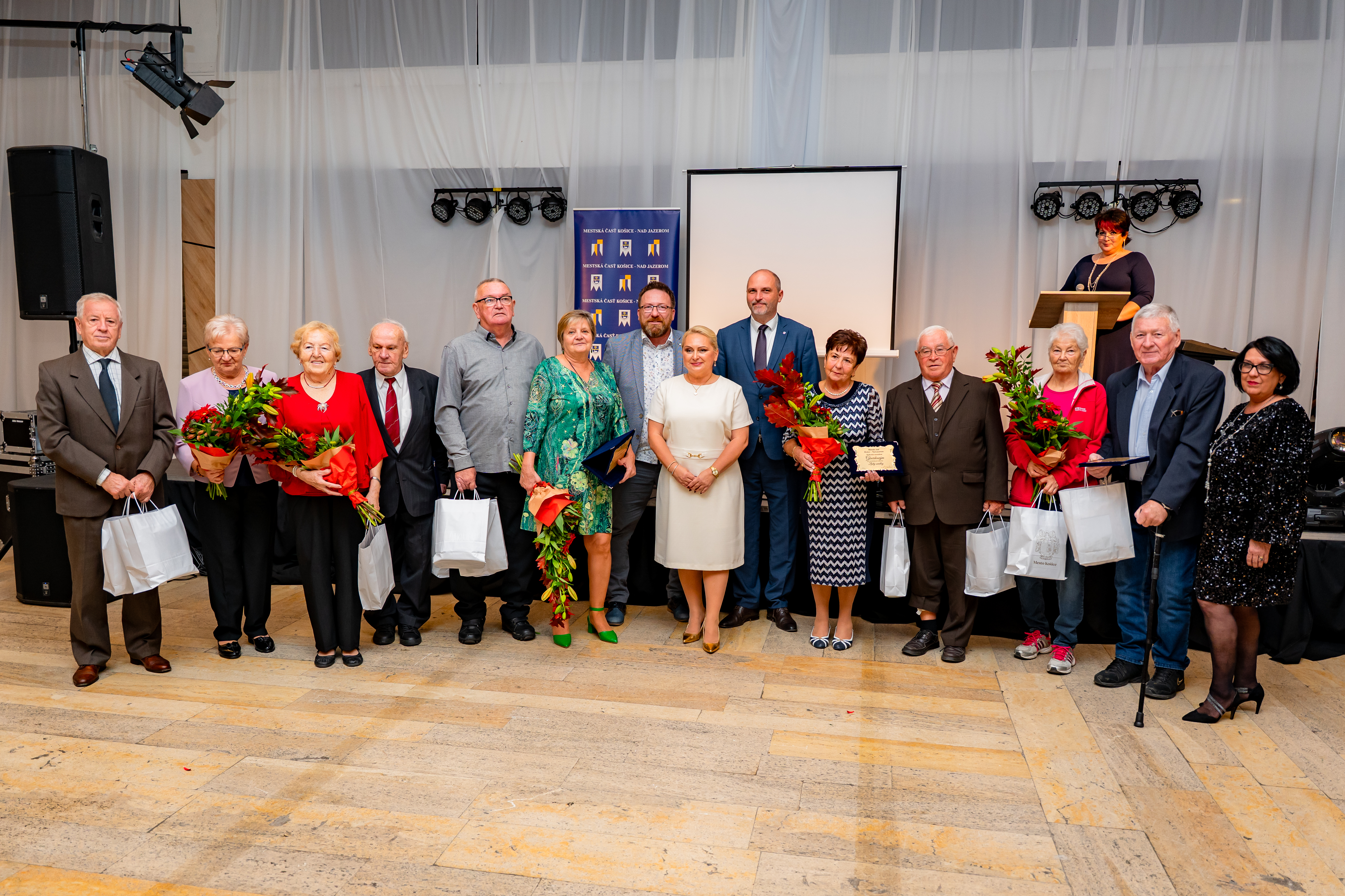 Slavnostne podujatie pri prilezitosti ocenenia jubilantov a manzelskych parov -54